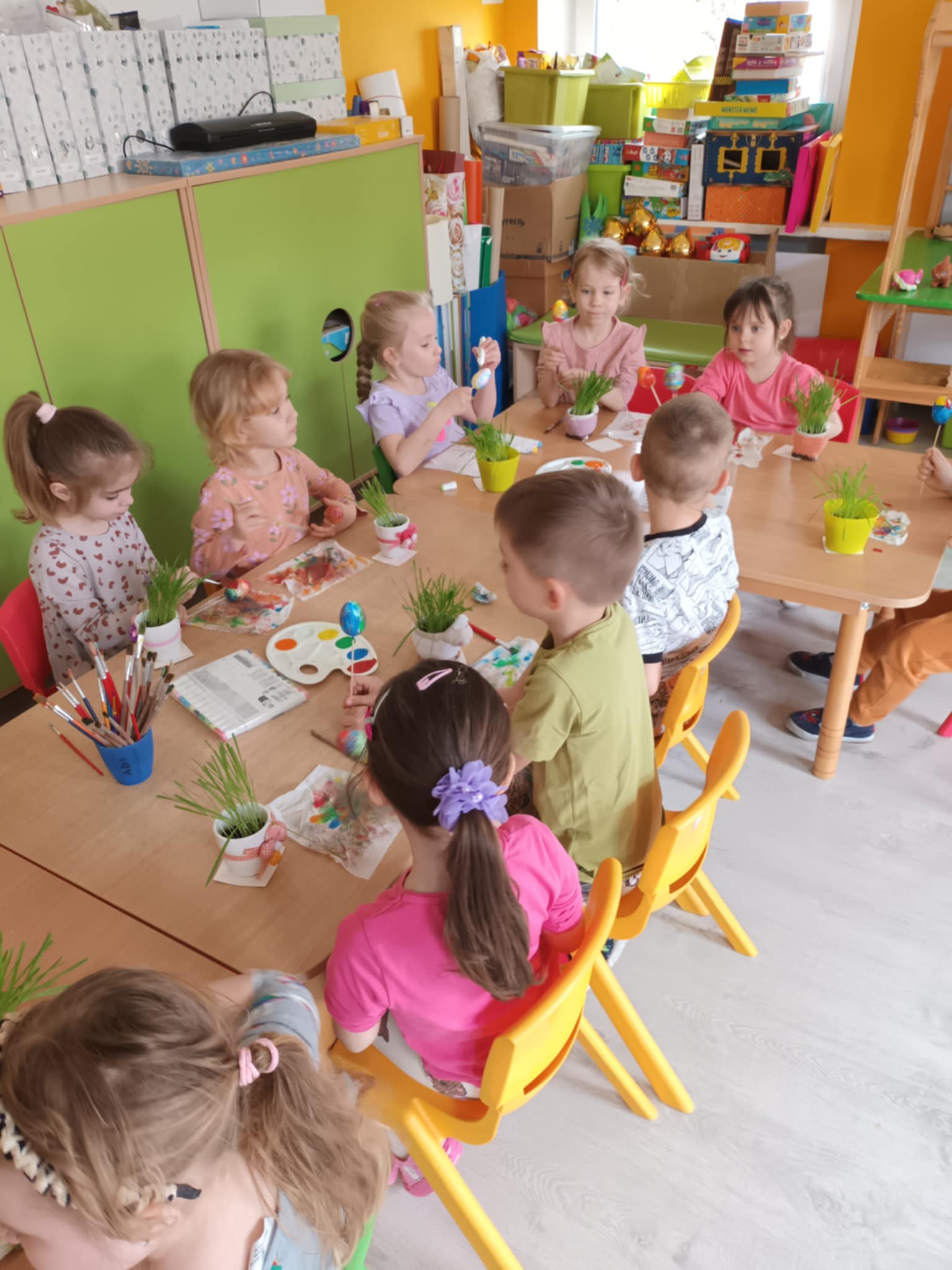 dzieci malują farbami