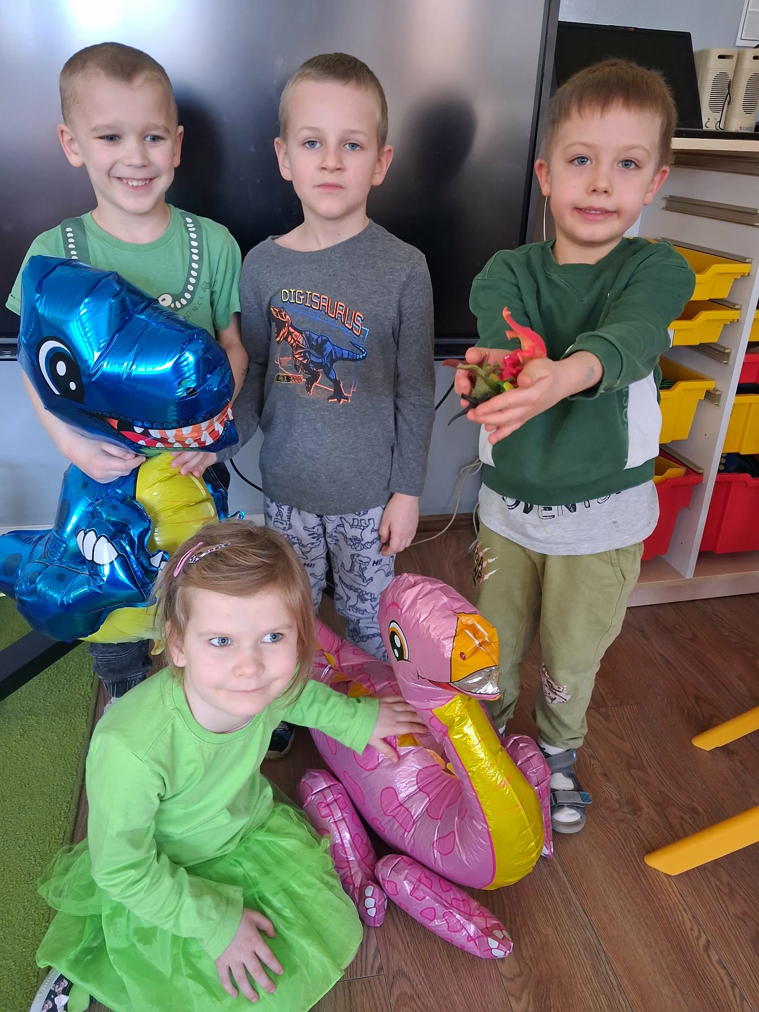 dzieci na dzień dinozaura