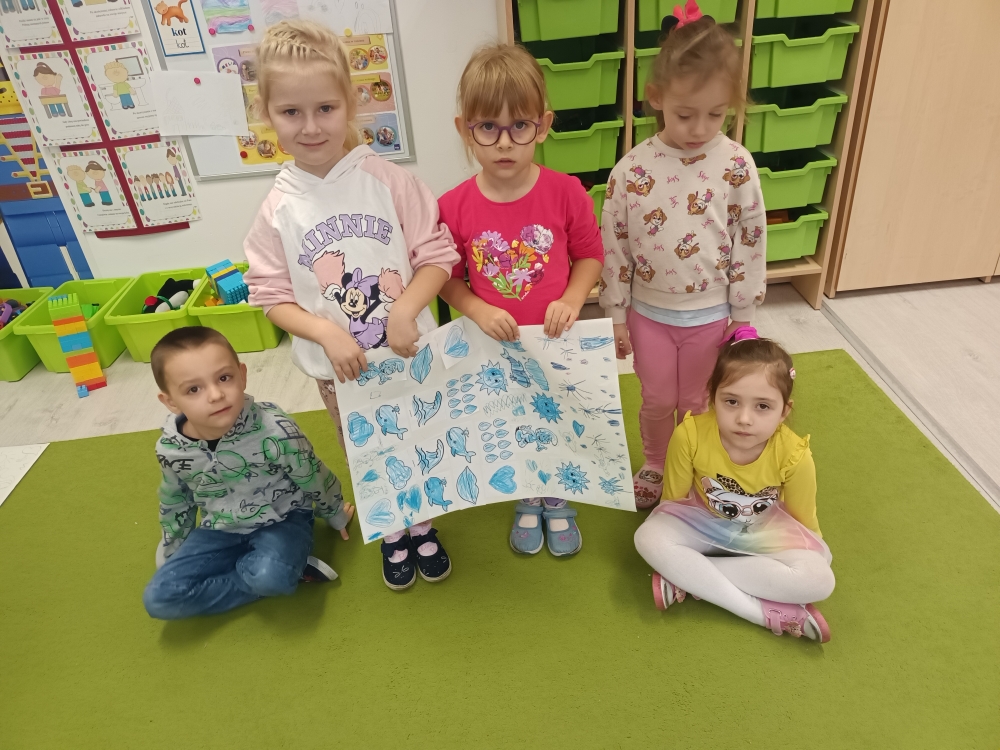 Dzień Kredki - dzieci kolorują ilustracje na wylosowany kolor.