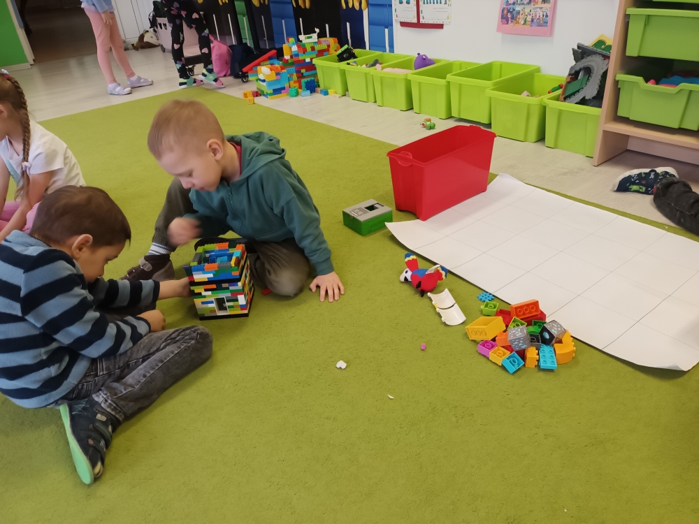 Dzień Lego - dzieci budują budowle według własnej inwencji.