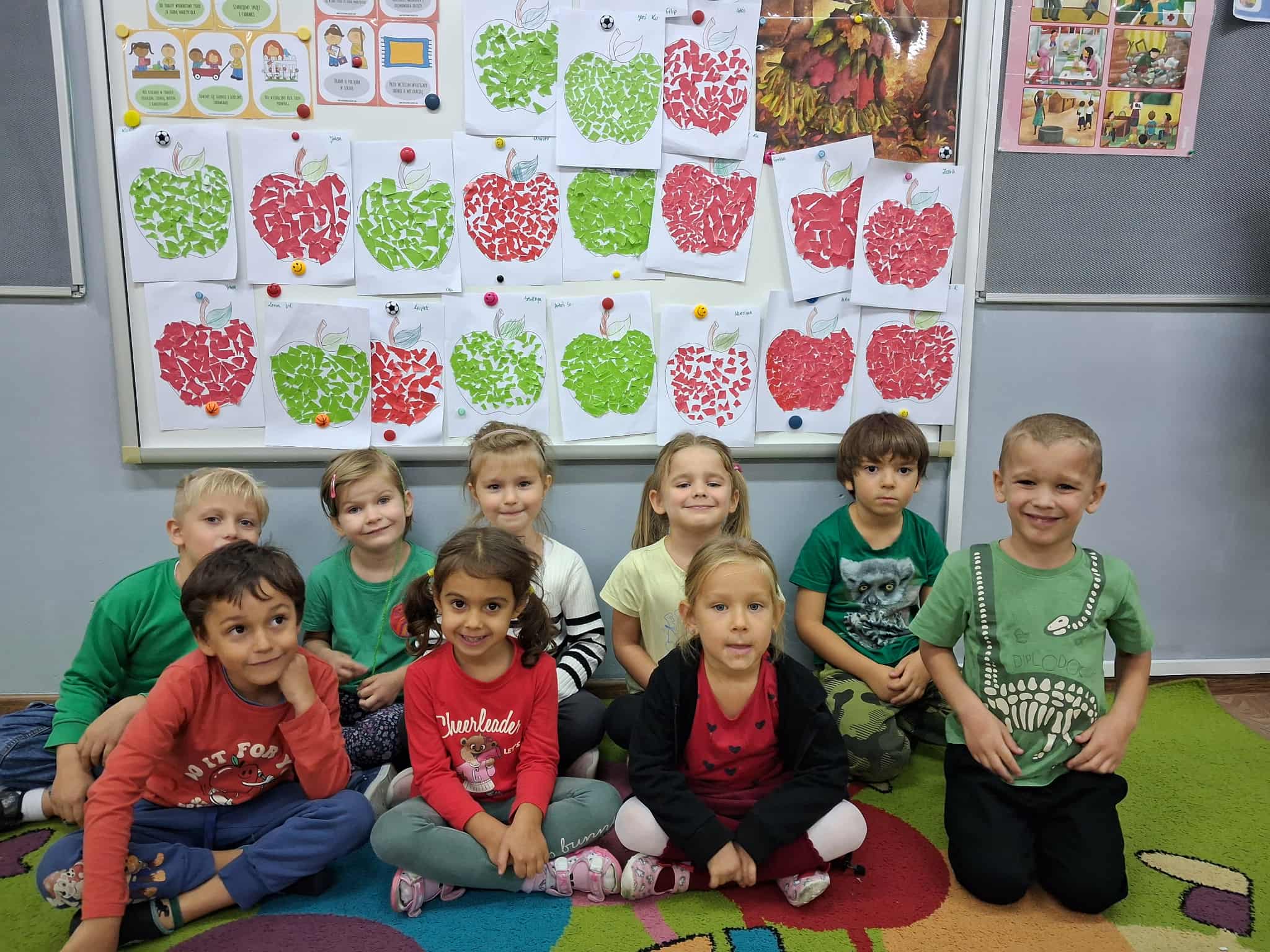 Dzieci z okazji dnia jabłka