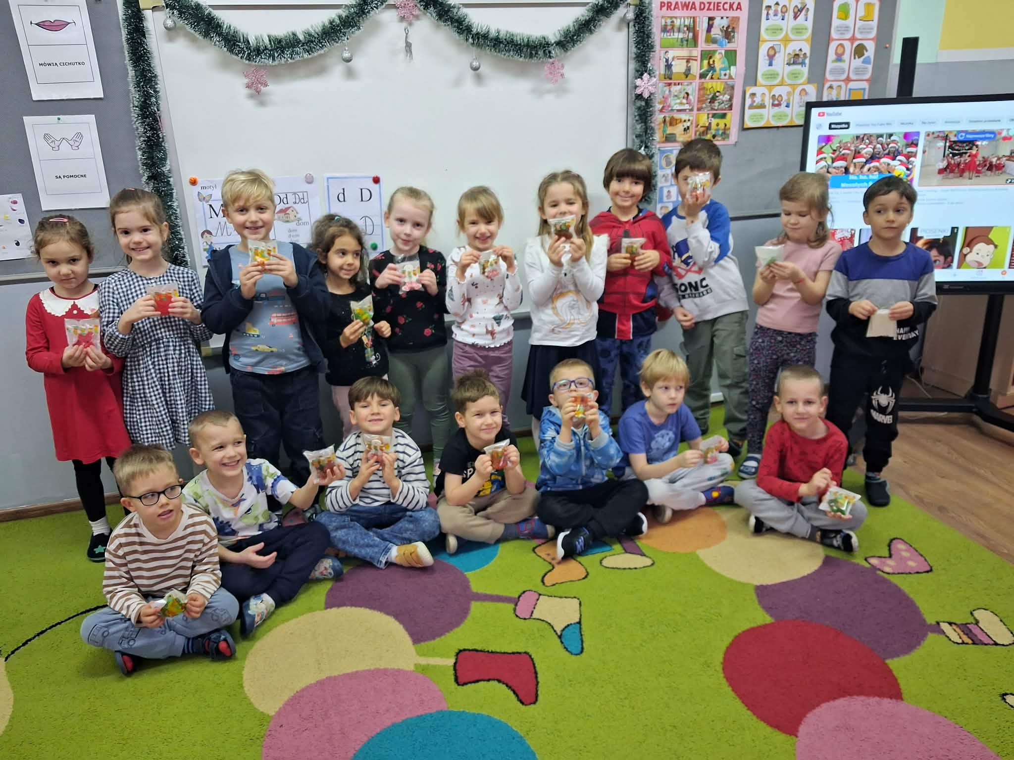 dzieci podczas warsztat&oacute;w mydlarskich