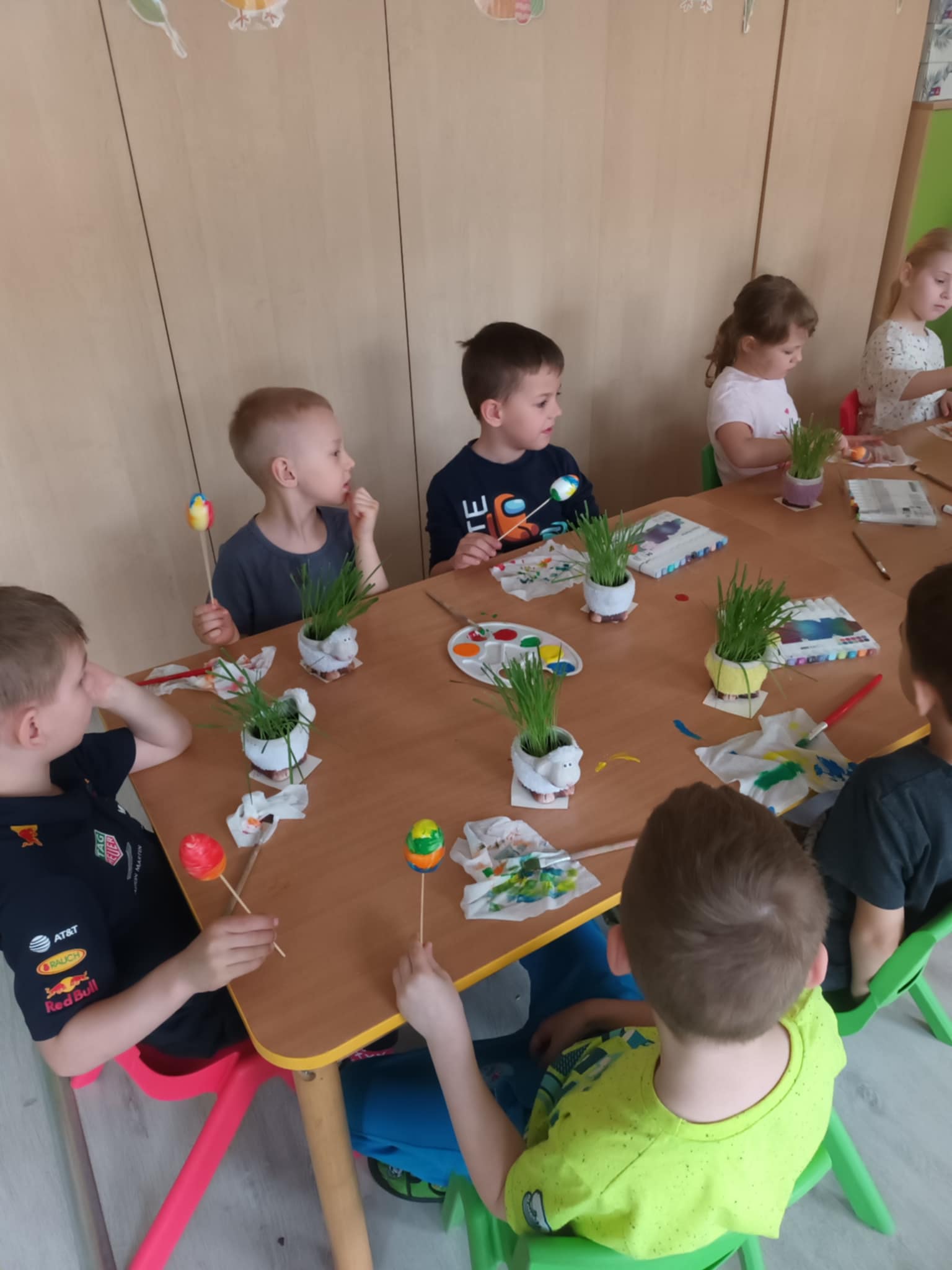 dzieci malują farbami