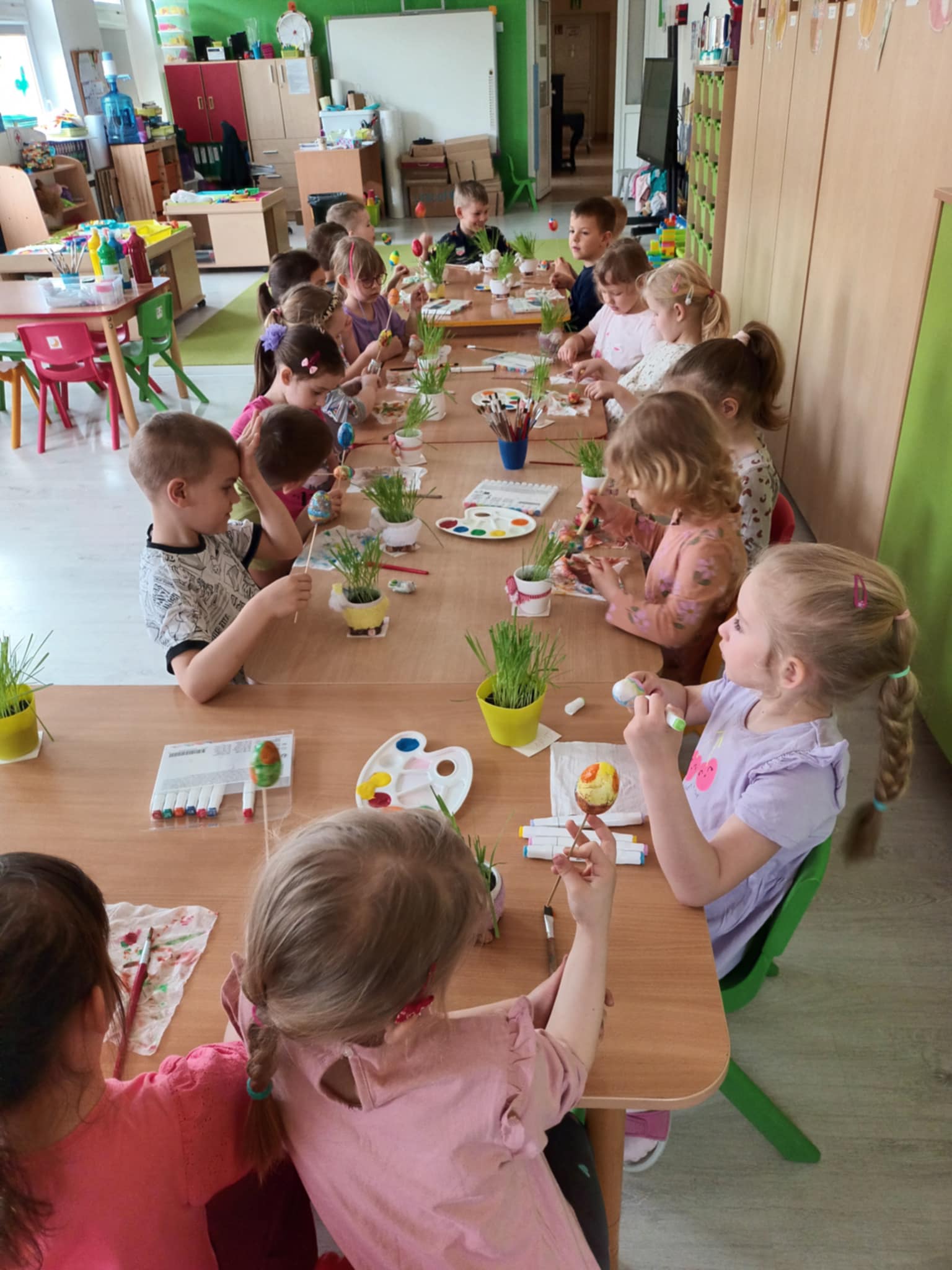  dzieci malują farbami