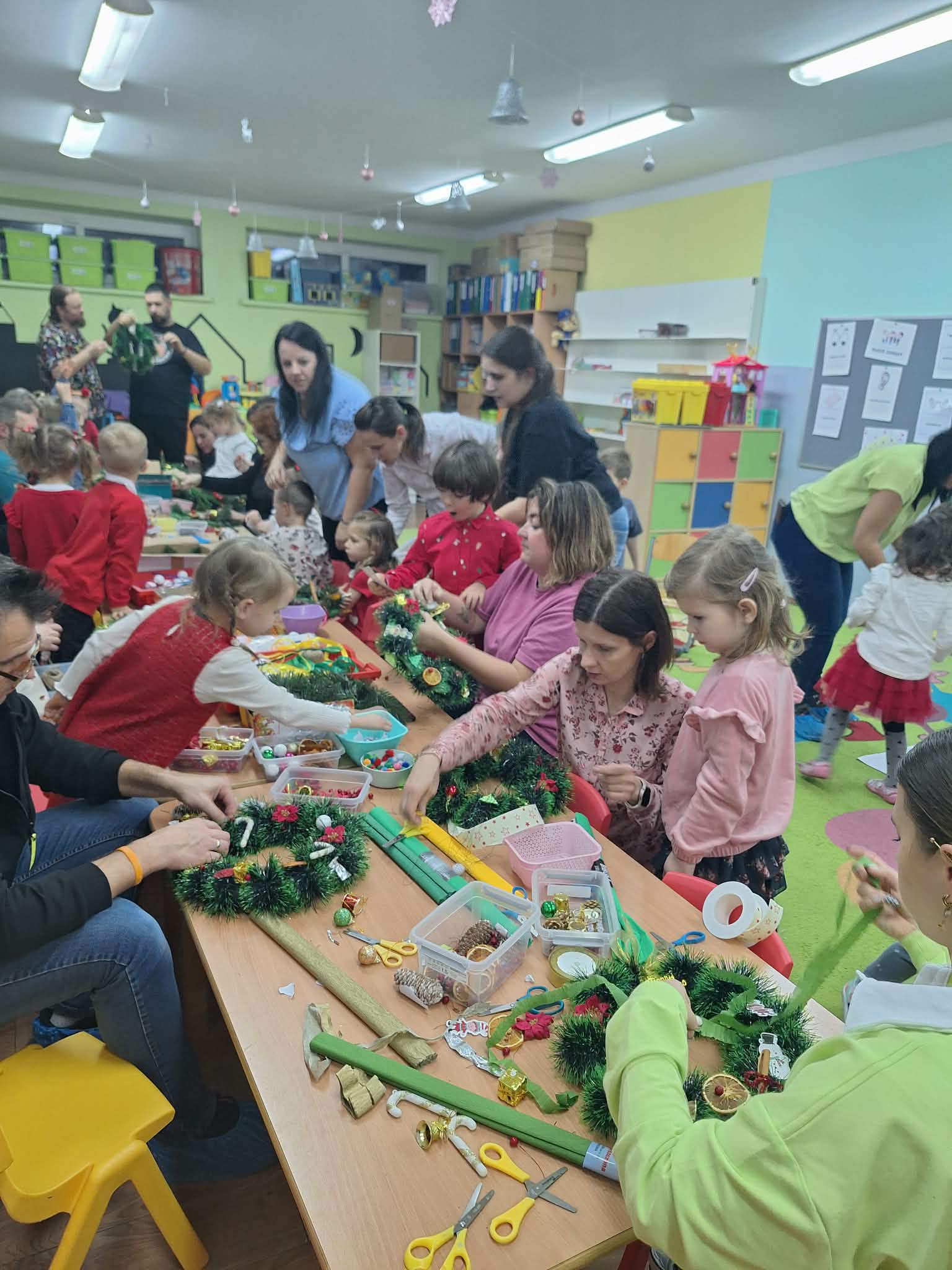 rodzice i dzieci na warsztatach świątecznych 