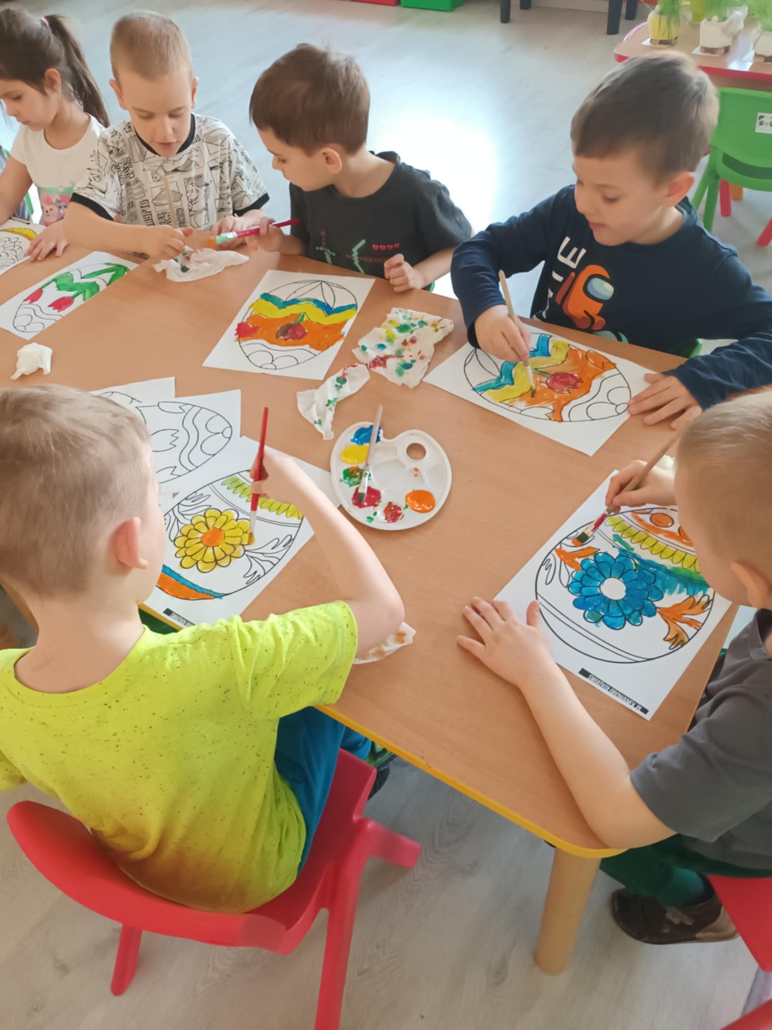 dzieci malujące farbami 