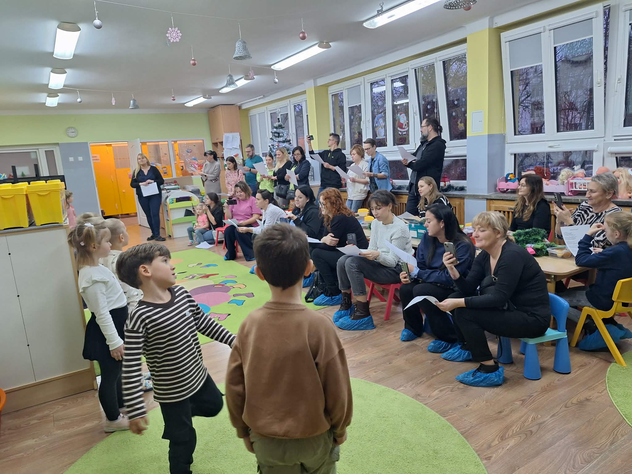 rodzice i dzieci na warsztatach świątecznych 