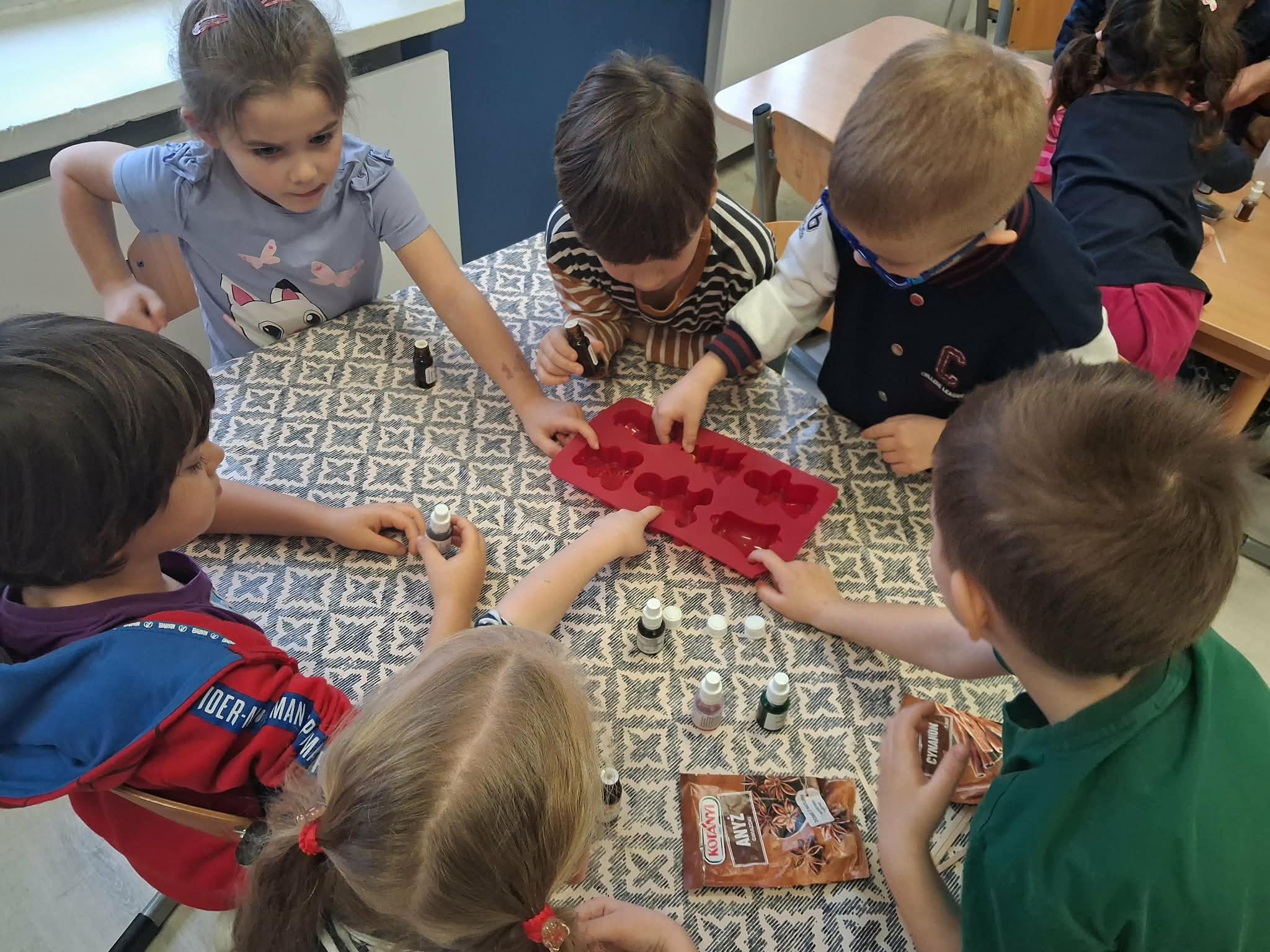 dzieci podczas warsztat&oacute;w mydlarskich