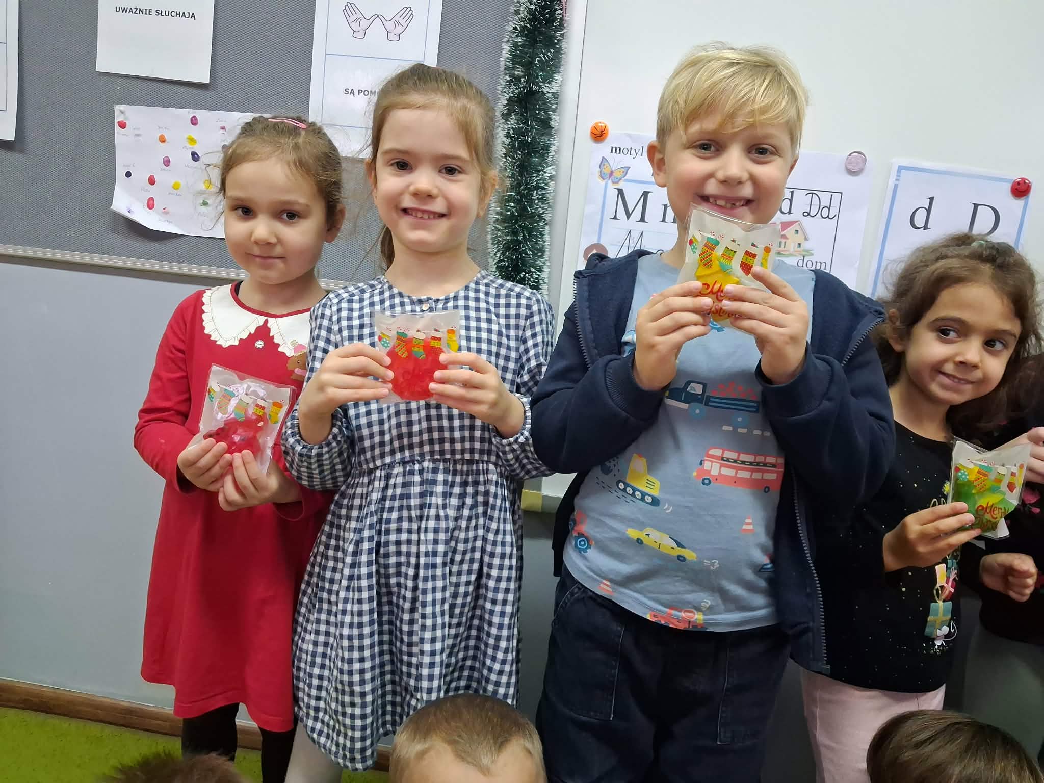 dzieci podczas warsztat&oacute;w mydlarskich