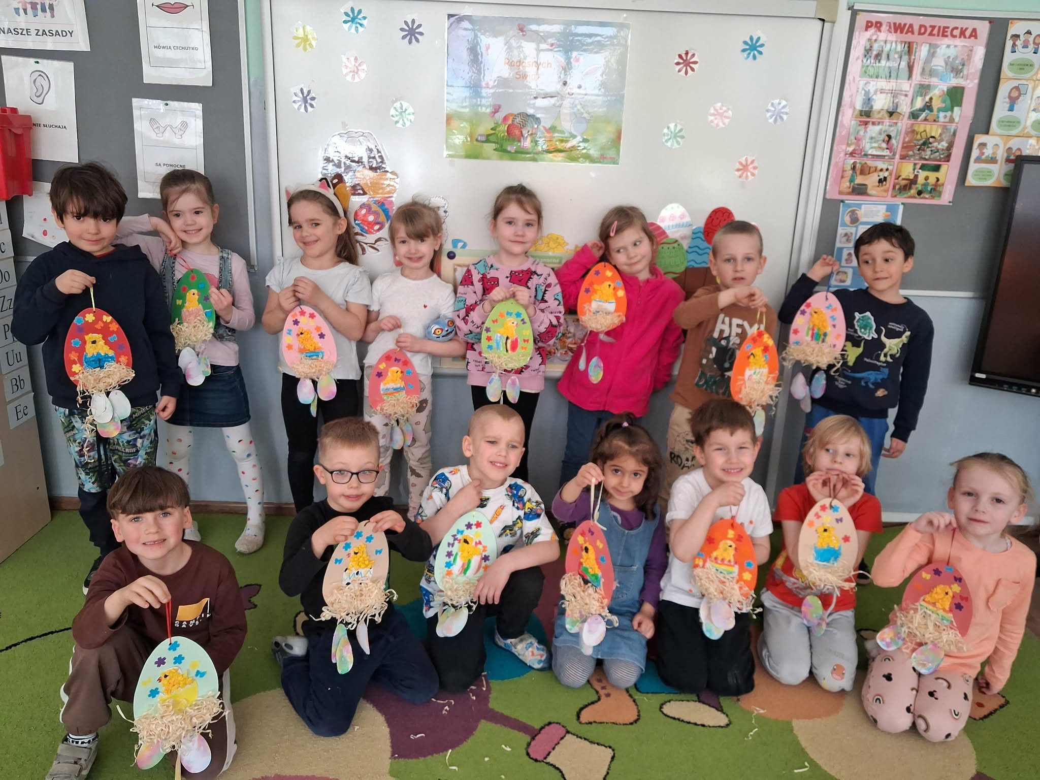 dzieci z jajkami wielkanocnymi