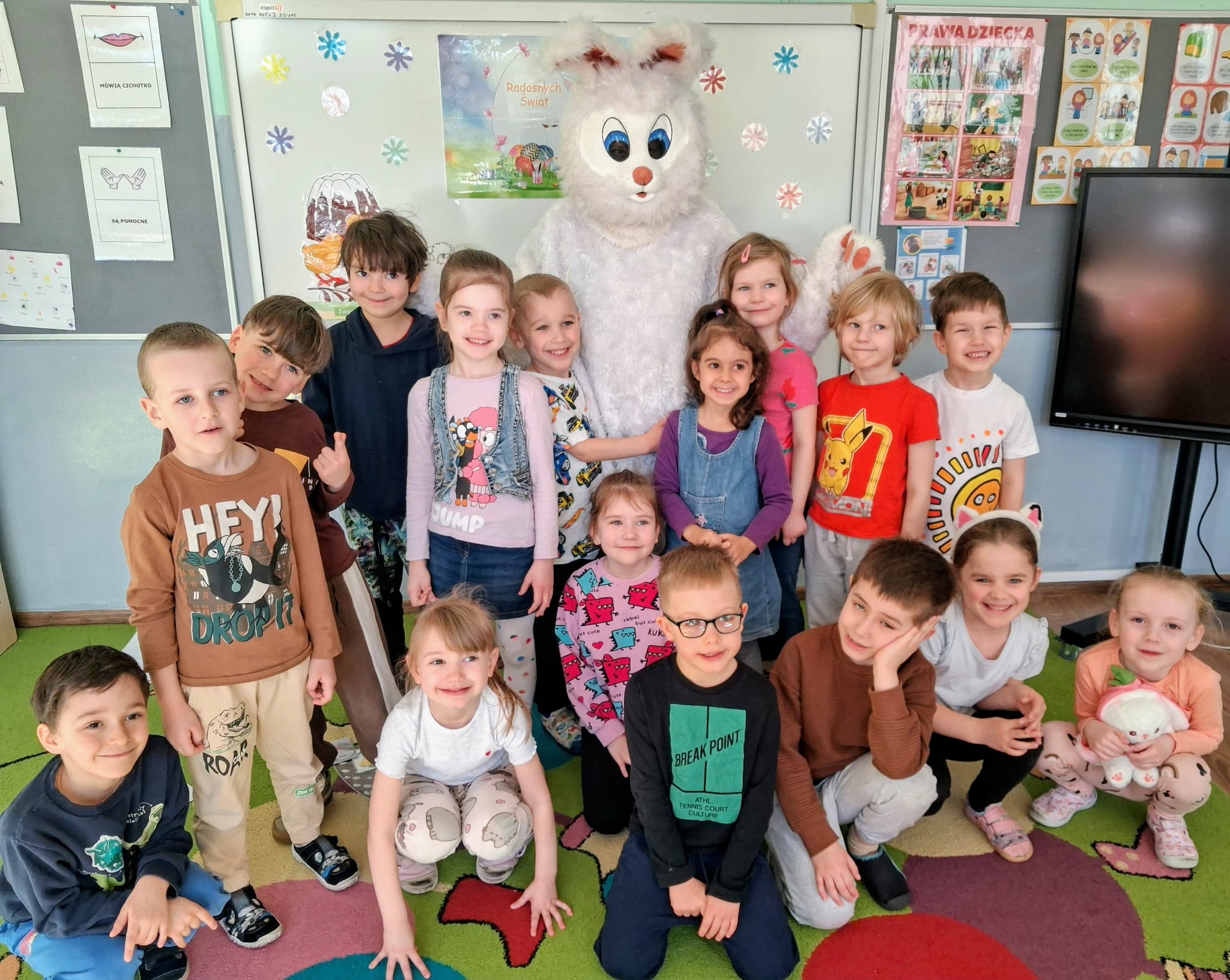 dzieci z zającem wielkanocnym