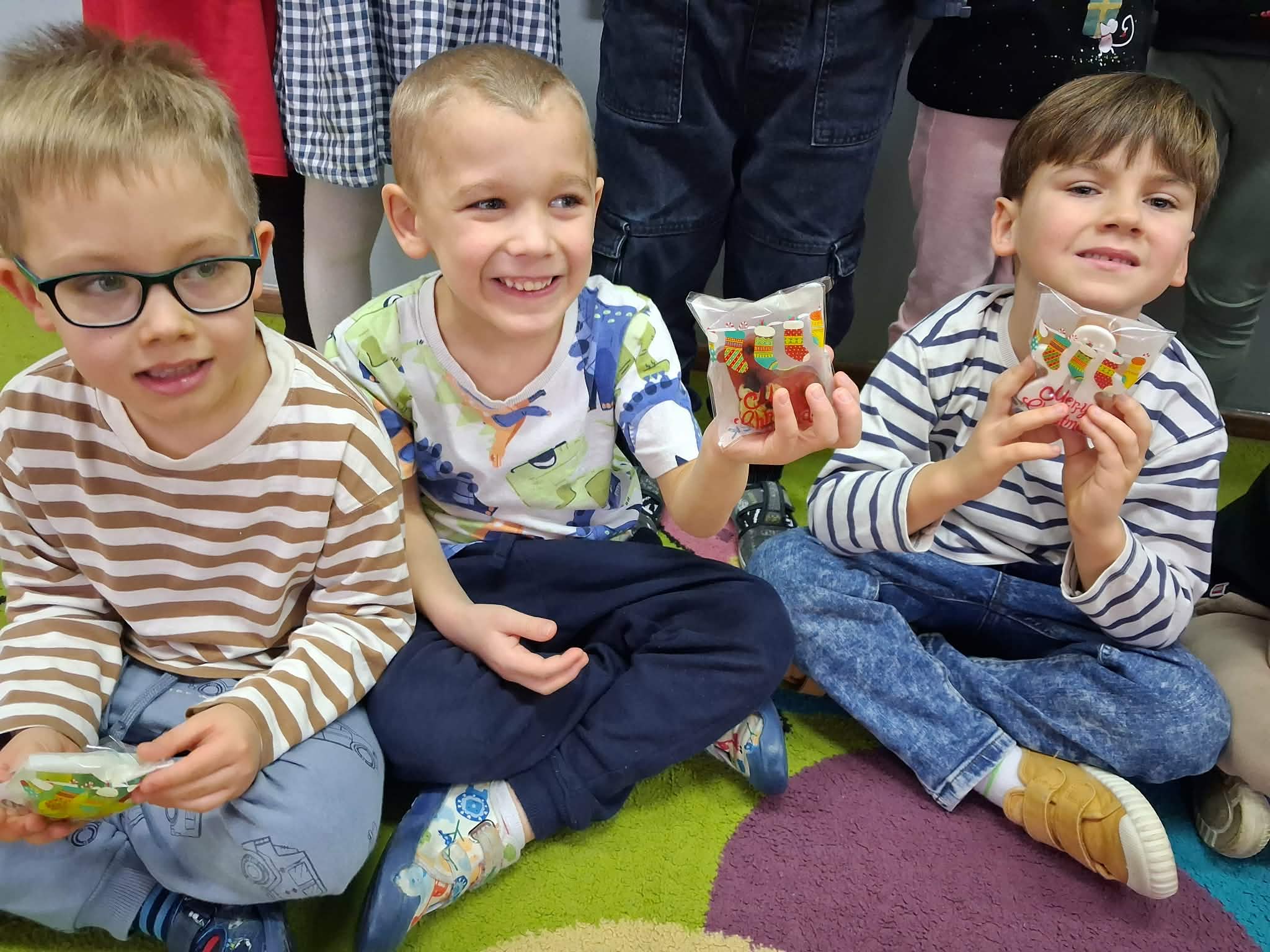 dzieci podczas warsztat&oacute;w mydlarskich