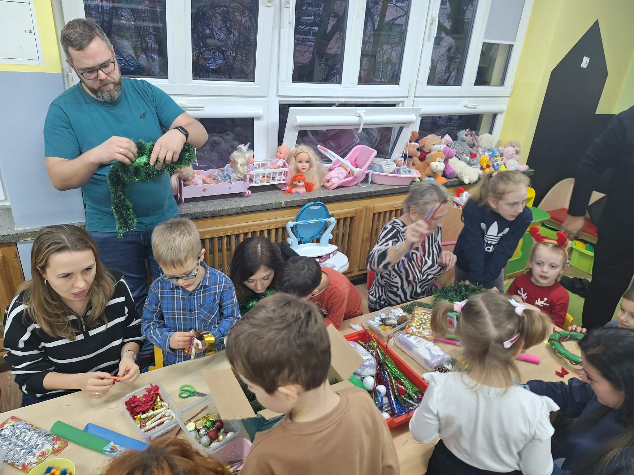 rodzice i dzieci na warsztatach świątecznych 