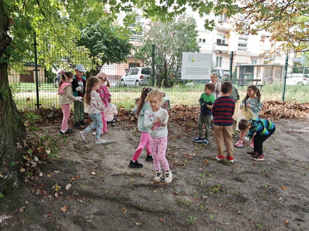 Sprzątanie świata - dzieci zbierają śmieci