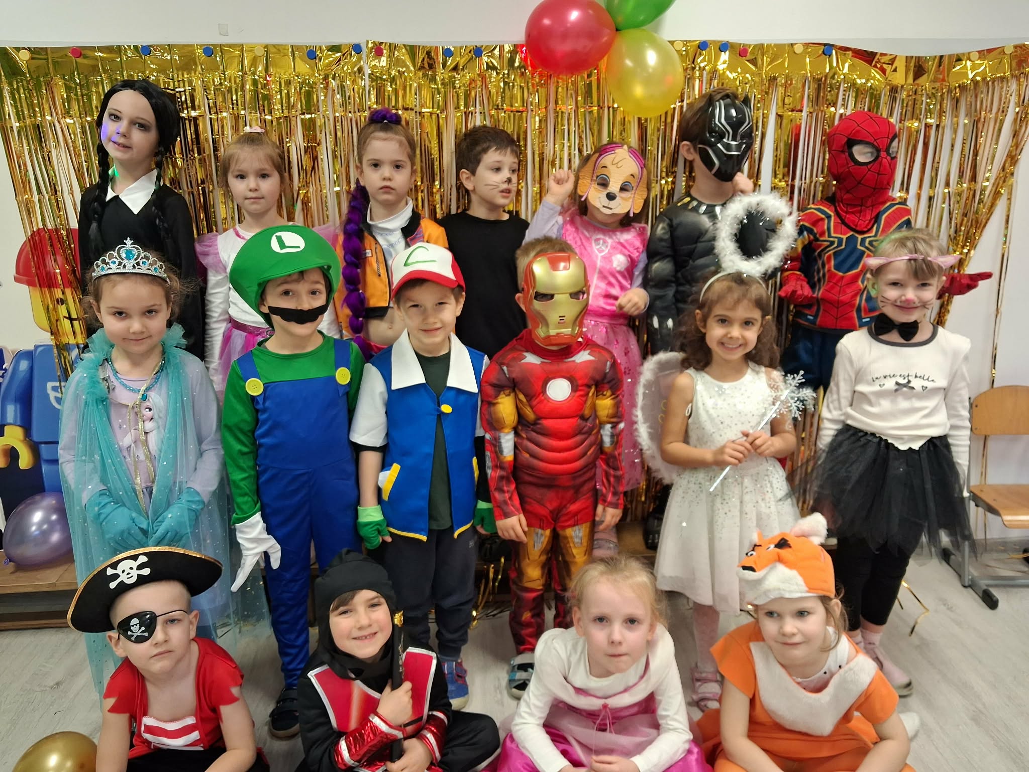 dzieci podczas balu karnawałowego