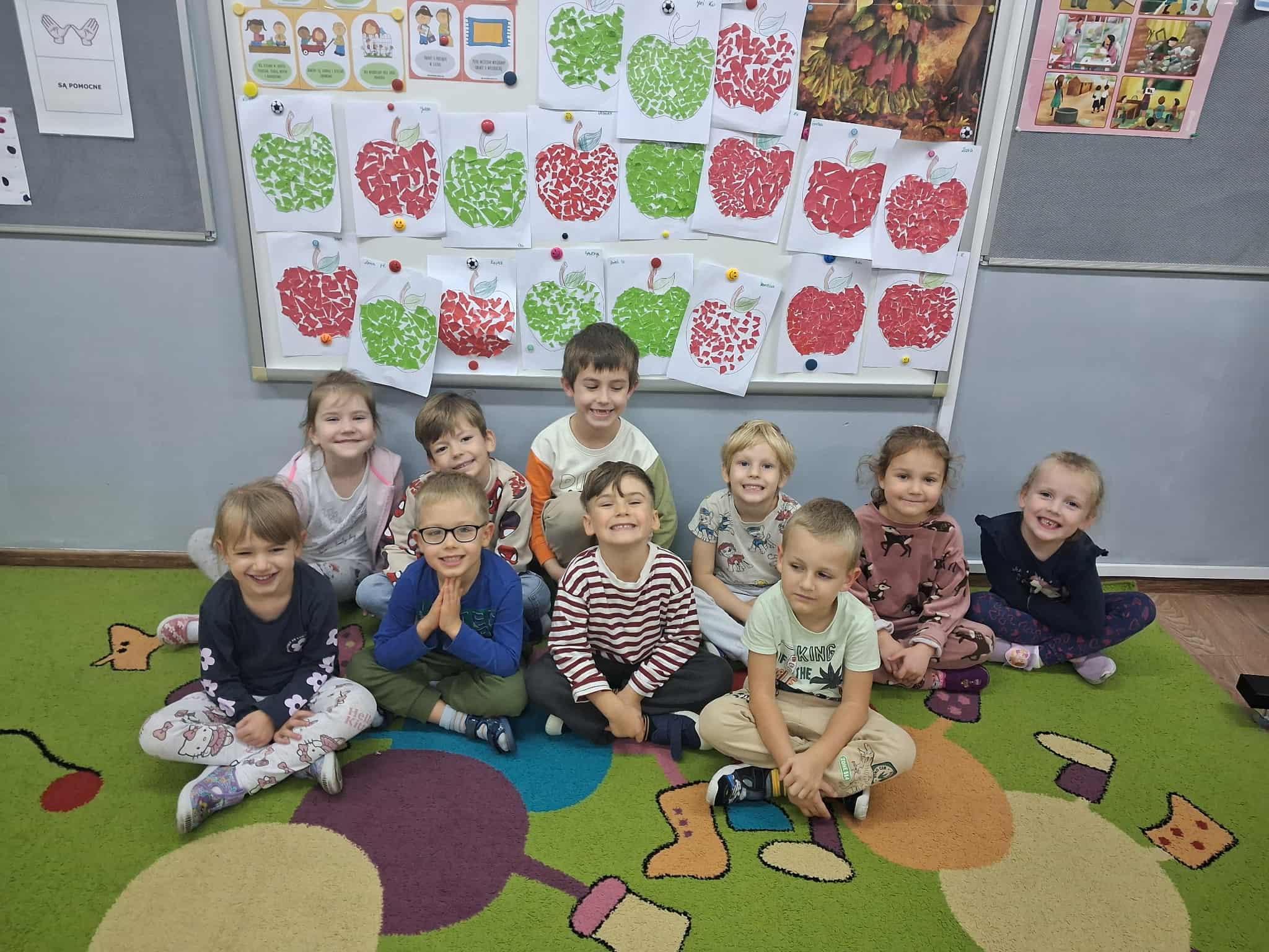 Dzieci z okazji dnia jabłka