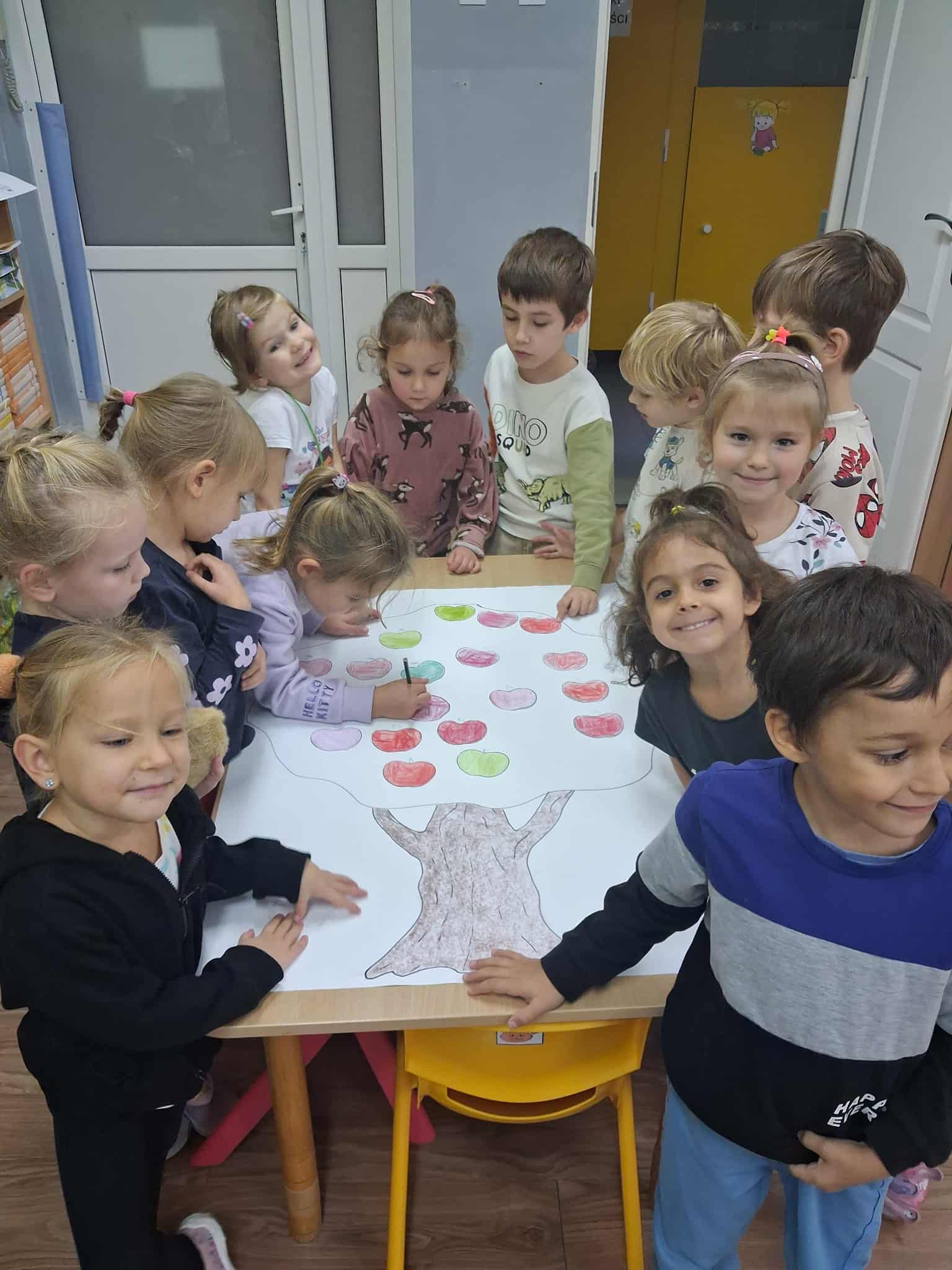 Dzieci z okazji dnia jabłka