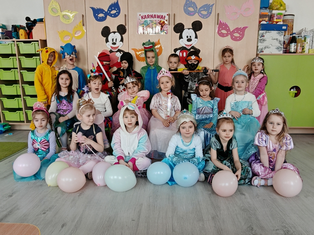Bal - zdjęcie grupowe w klasie.