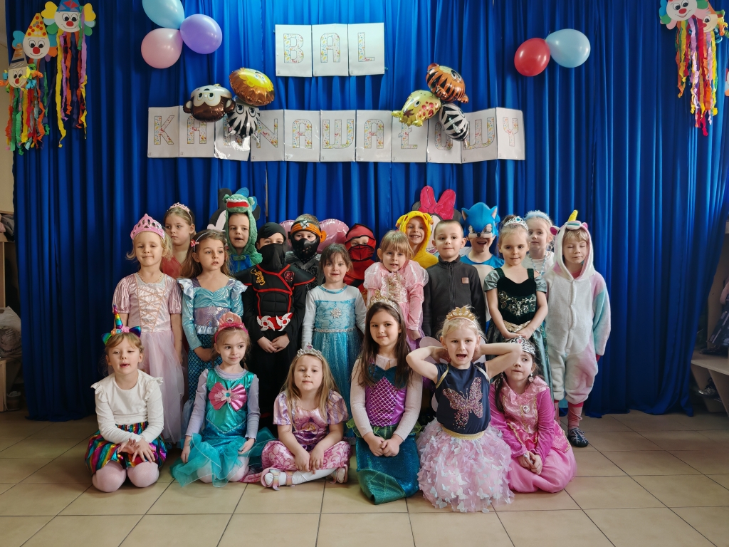 Bal zdjęcie grupowe na wspólnej sali.