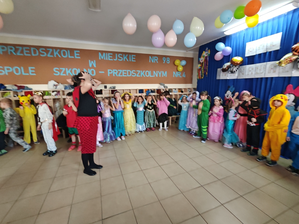 Bal - pani Ewa prowadzi zabawę.