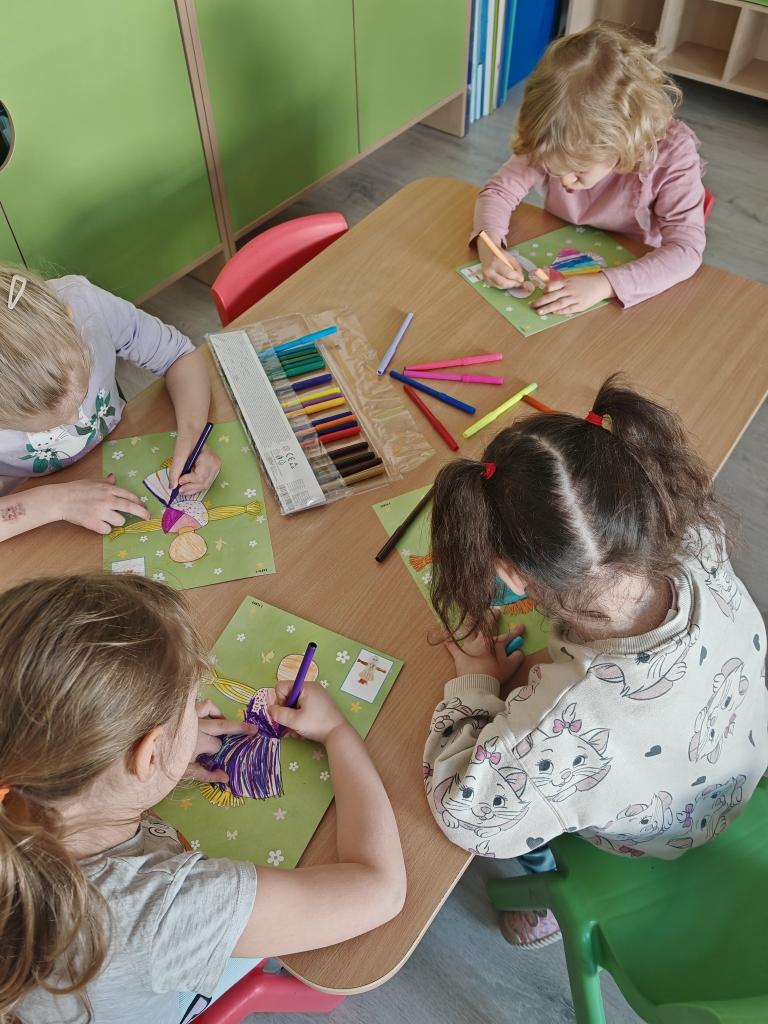 Powitanie wiosny - dzieci ozdabiają sylwety marzanny.