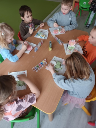 Warsztaty ceramiczne - dzieci malują gliniane tulipany, stolik nr 2.