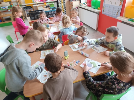 Warsztaty ceramiczne - dzieci malują gliniane tulipany, stolik nr 1 i 2.