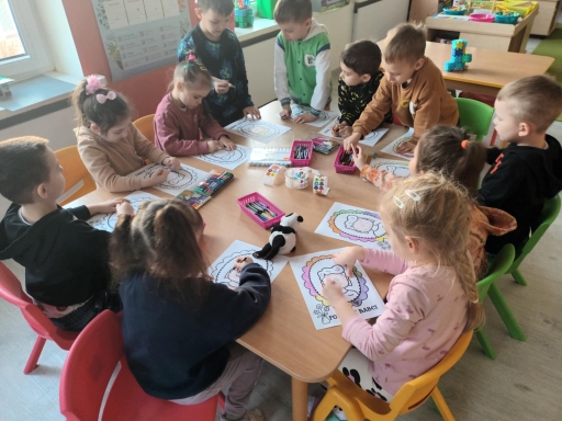 Dzień Babci i Dziadka - dzieci kolorują portrety babć i dziadków.