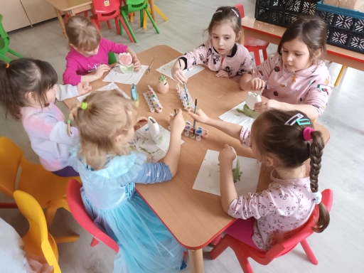 Warsztaty ceramiczne - dzieci malują gliniane tulipany, stolik nr 1.