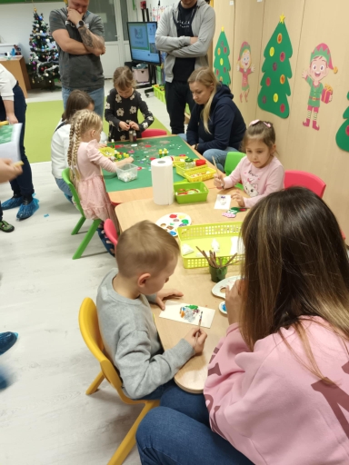 Bożonarodzeniowe warsztaty plastyczne - dzieci wspólnie z rodzicami tworzą świąteczne kartki i ozdoby.