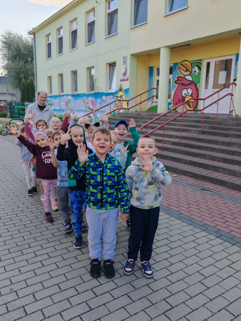 Spotkanie autorskie w bibliotece - dzieci ustawione w pary wychodzą z przedszkola.
