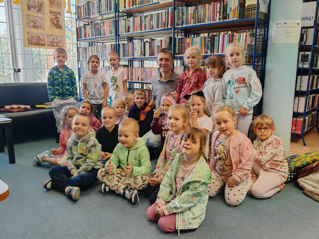 Spotkanie autorskie w bibliotece - wspólne zdjęcie grupowe.