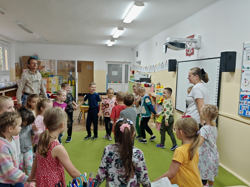 Dzień przedszkolaka - zabawy w kole przy muzyce