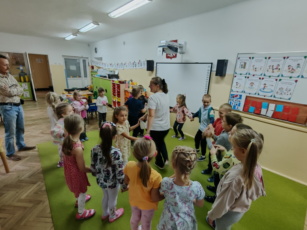 Dzień przedszkolaka - zabawy w kole.