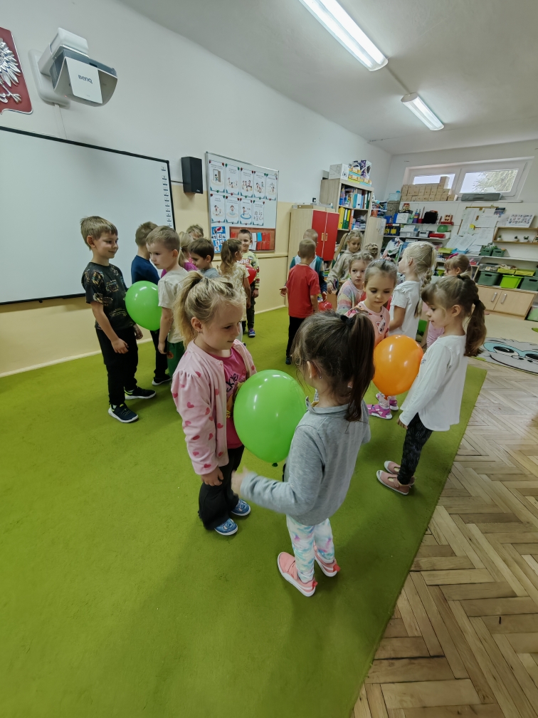 dzień przedszkolaka - zabawy z balonami.