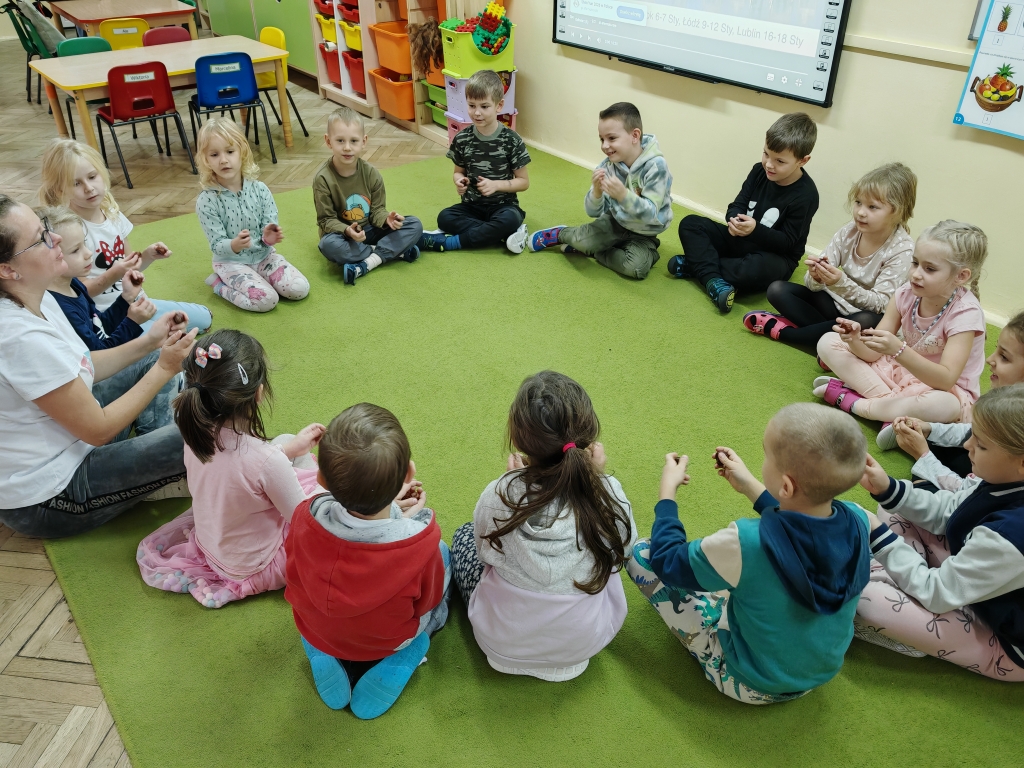 Dzień drzewa - zabawa przy muzyce z kasztanami.