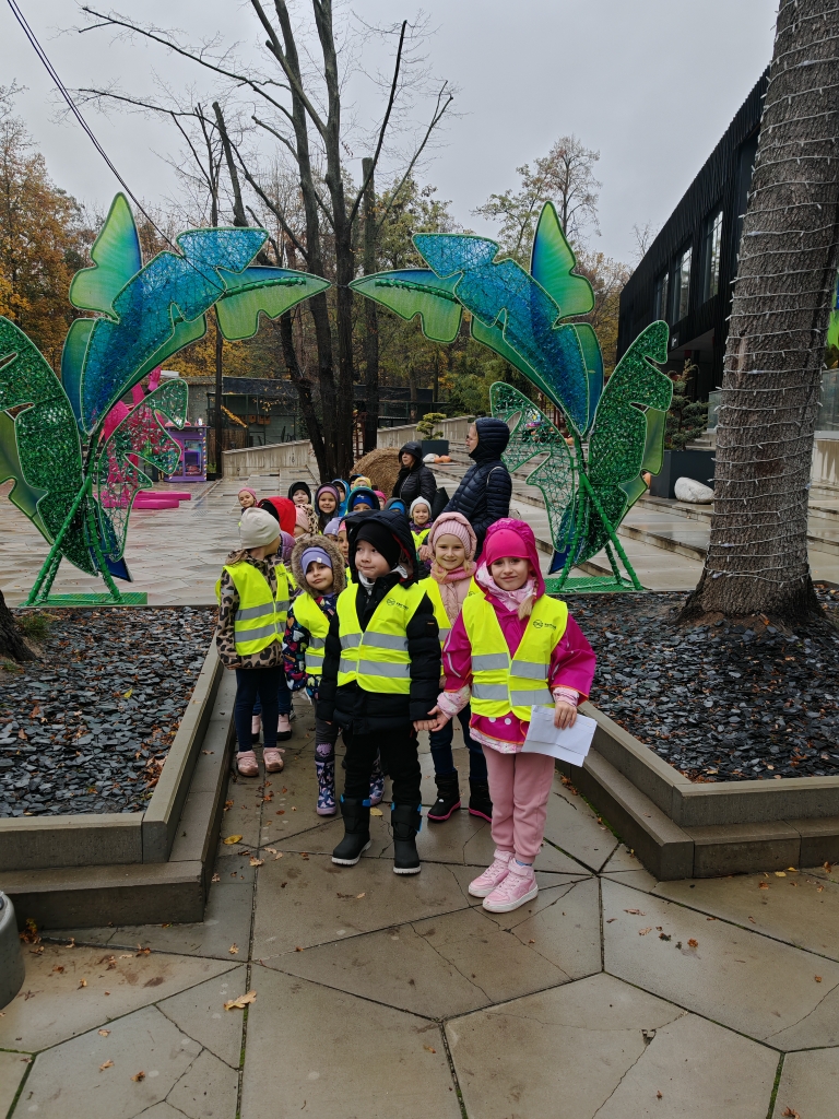 Wycieczka do ZOO - dzieci stoją w parach.