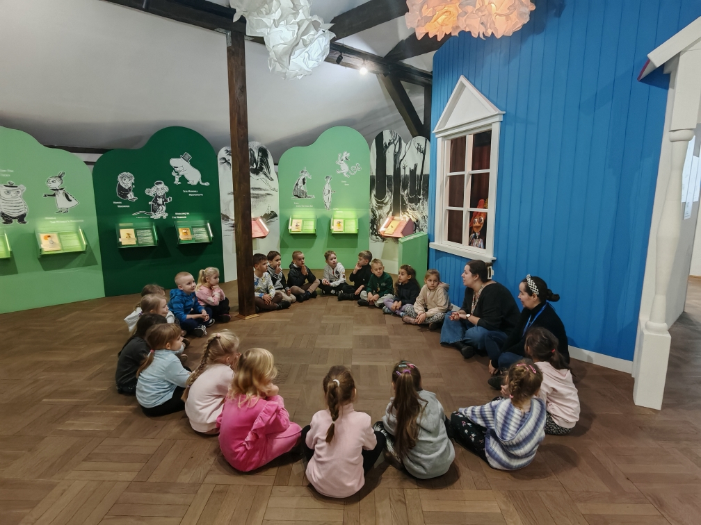 Wycieczka do Muzeum Kinematografii - Dzieci zwiedzają wystawę poświęconą Muminkom.