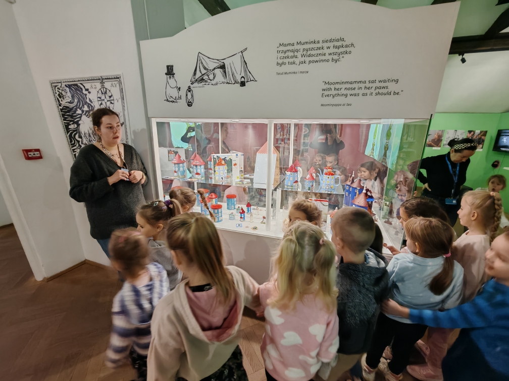 Wycieczka do Muzeum Kinematografii - dzieci oglądają eksponaty w gablocie.