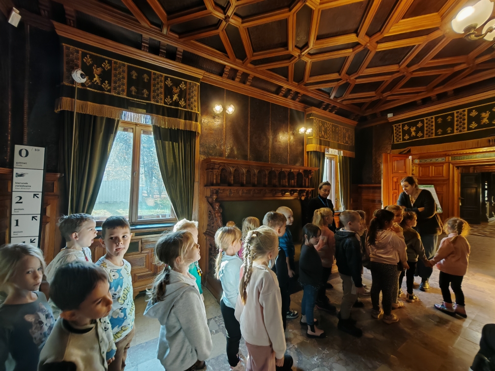 Wycieczka do Muzeum Kinematografii - przechodzimy przez zabytkowe wnętrza pałacu.