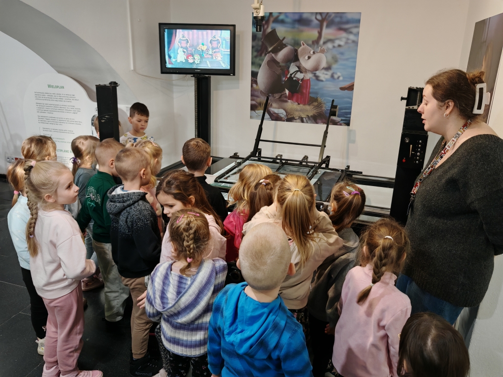 Wycieczka do Muzeum Kinematografii - oglądamy stół na którym nagrywane były poszczególne kadry bajki