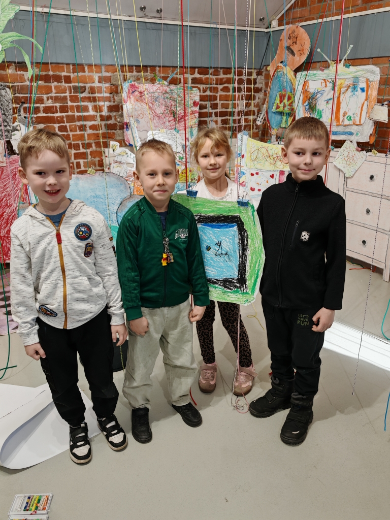 Wycieczka do Muzeum Kinematografii - dzieci prezentują swoje prace