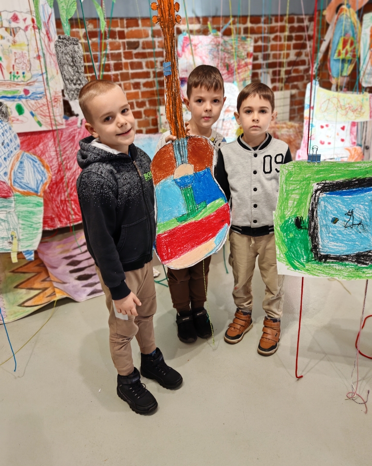 Wycieczka do Muzeum Kinematografii - dzieci przezentują swoje prace