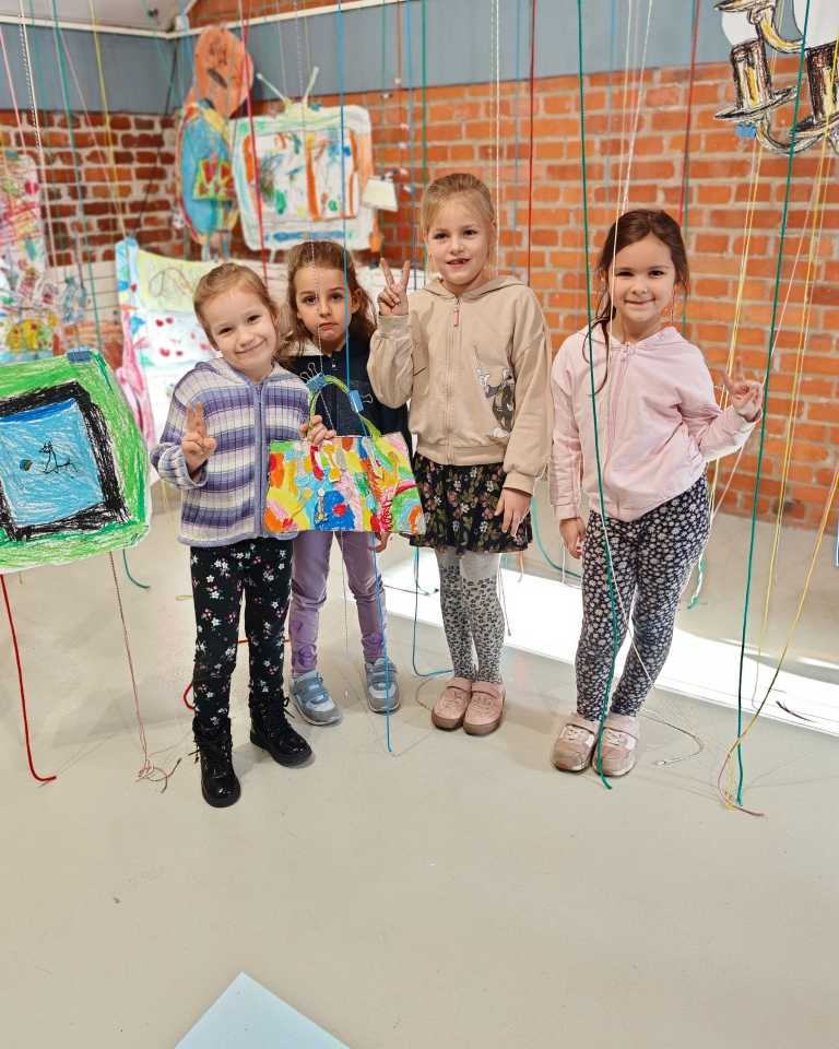 Wycieczka do Muzeum Kinematografii - dzieci prezentują swoje prace