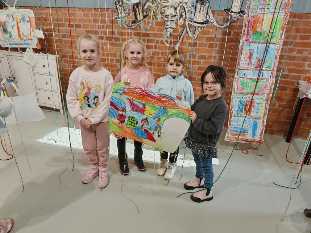 Wycieczka do Muzeum Kinematografii - dzieci prezentują swoje prace