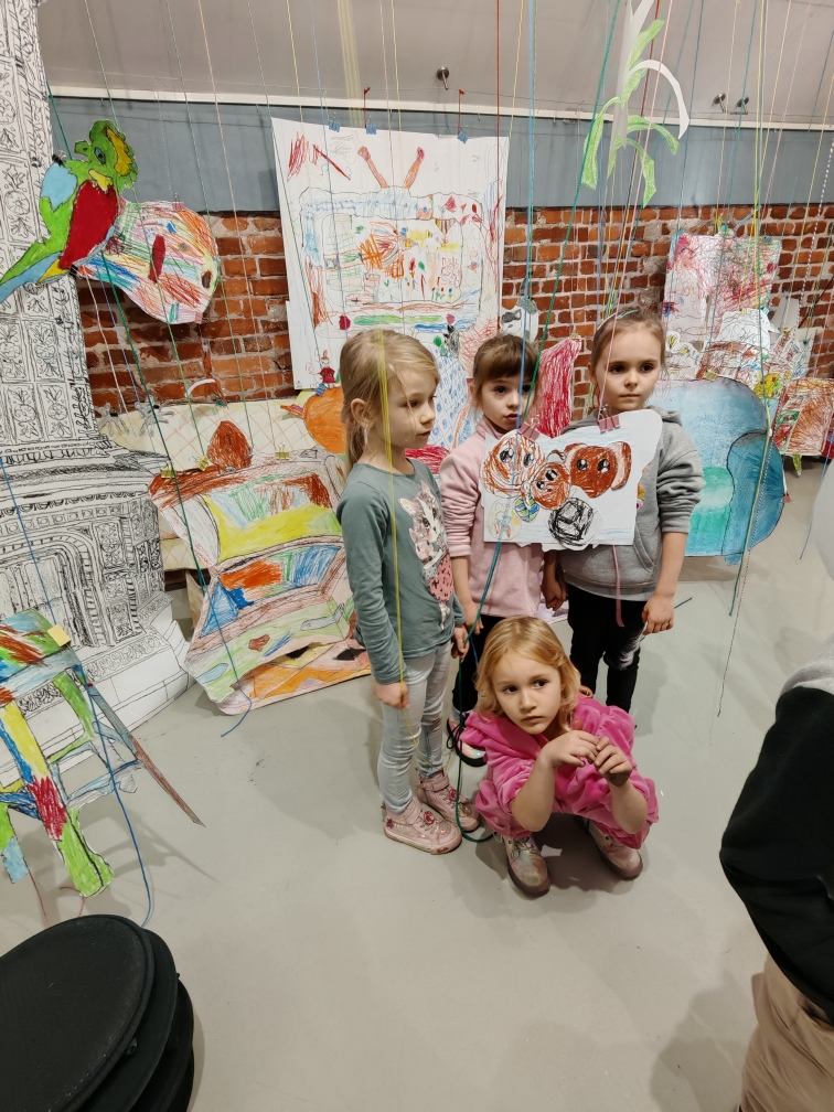 Wycieczka do Muzeum Kinematografii - dzieci prezentują swoje prace