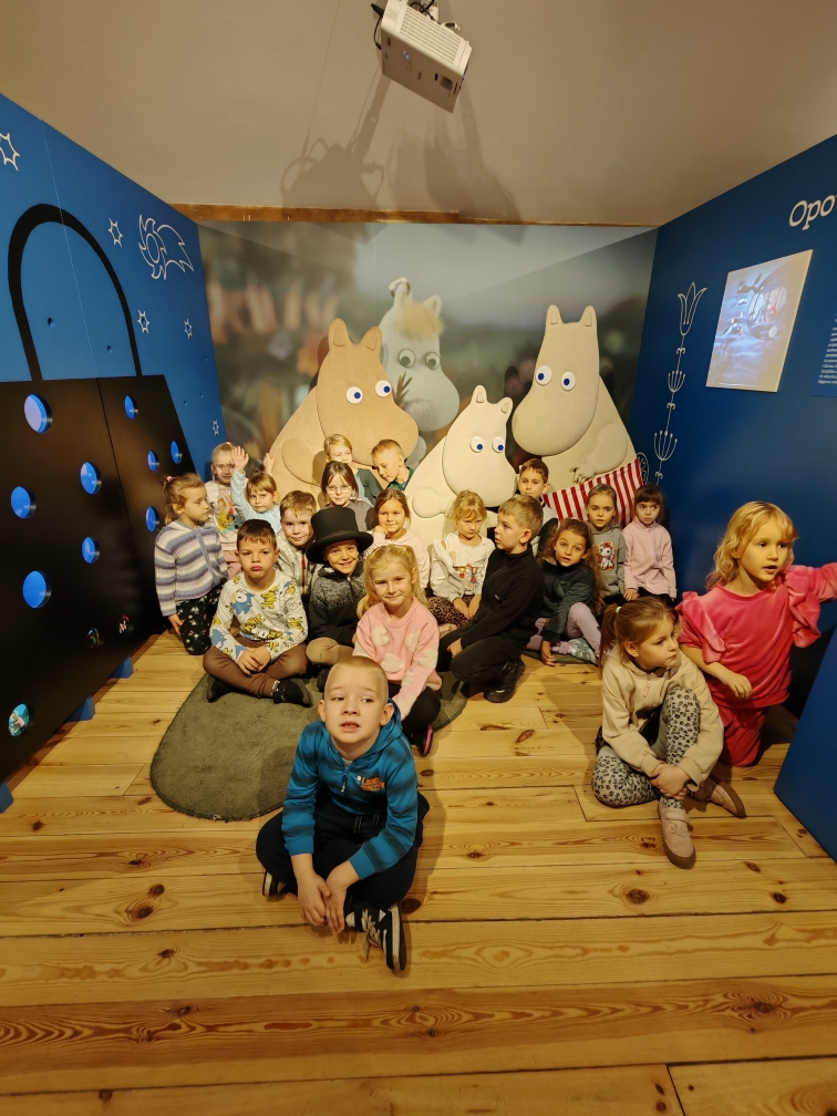 Wycieczka do Muzeum Kinematografii - zdjęcie grupowe z Muminkami