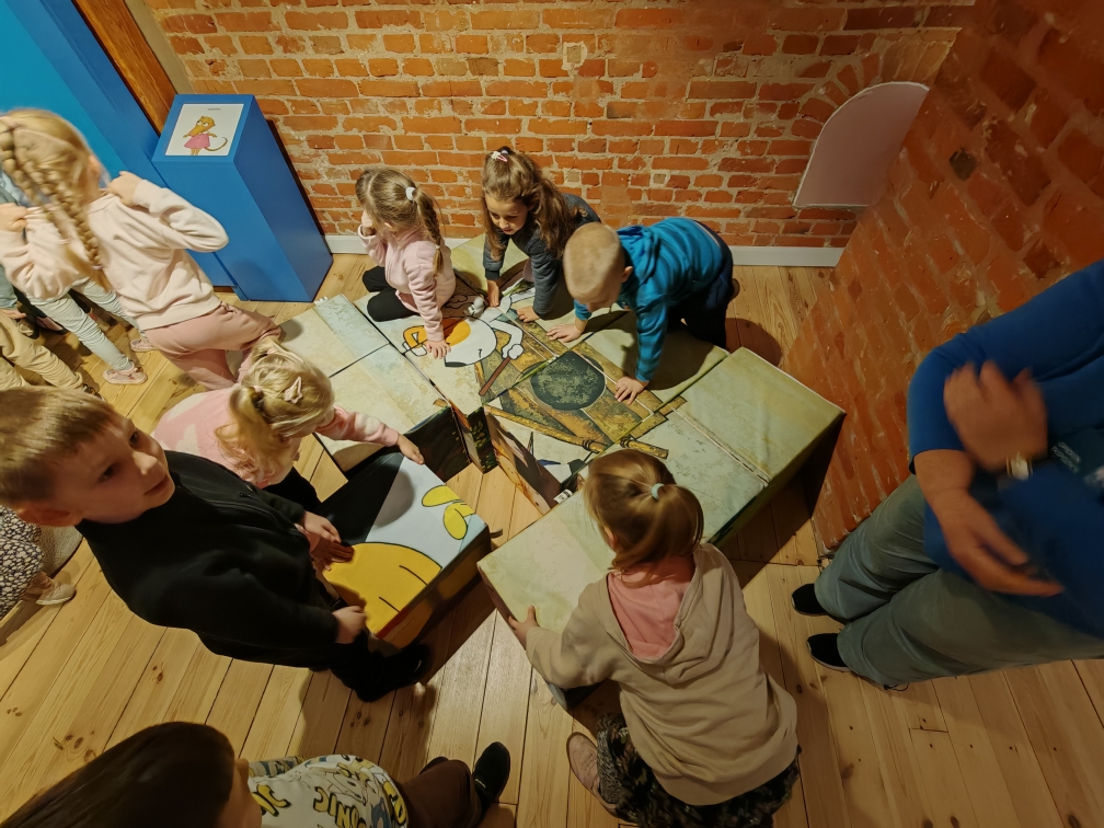 Wycieczka do Muzeum Kinematografii - dzieci układają klocki