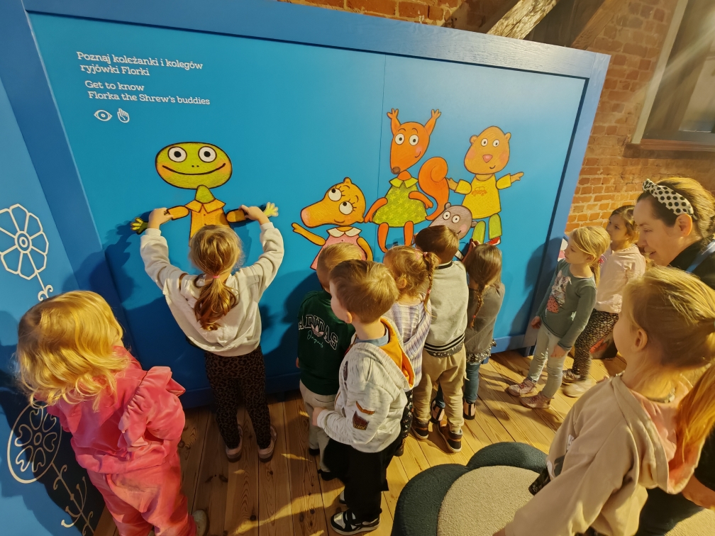 Wycieczka do Muzeum Kinematografii - dzieci układają postacie z bajek na tablicy magnetycznej