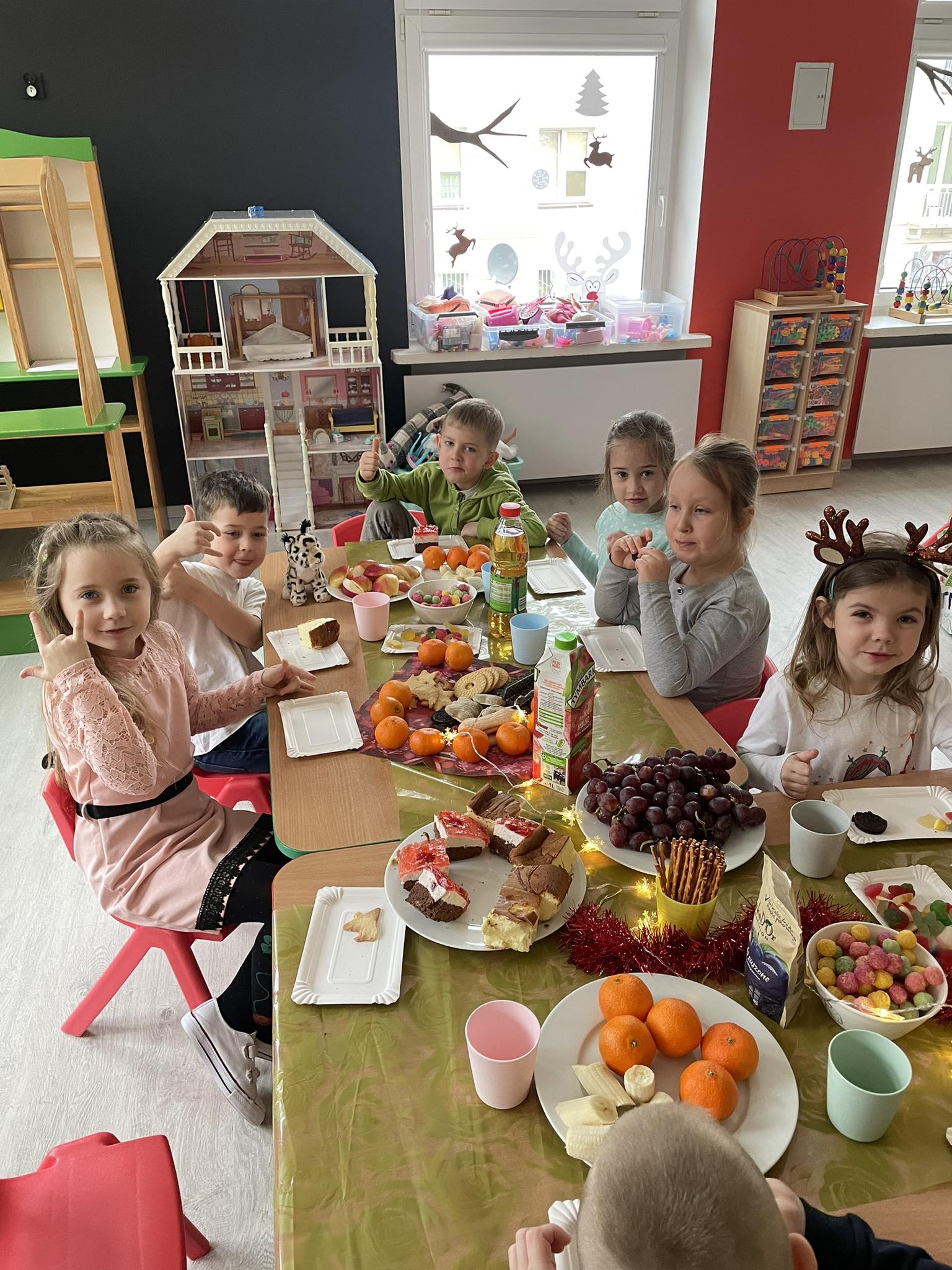 dzieci siedzące przy stole